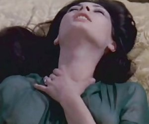 Edwige Fenech - La signora gioca bene a scopa (1974)