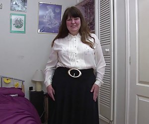 Amateur mature mom with hungry vagina