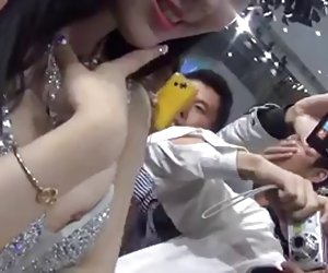 Chinese model nips slip at motorshow
