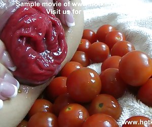 Hotkinkyjo Vegetable anal play (50 tomatos)