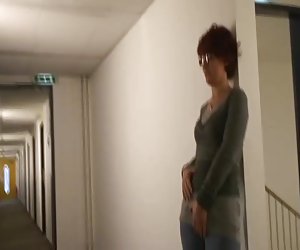 Deutsche MILF fingert sich im Hotel und wird angewichst