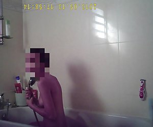 Jeune coquine 974 se douche (bath)
