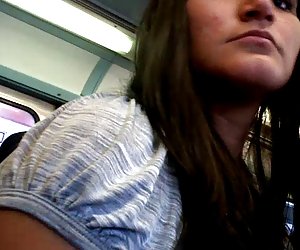 repegon de mano en el metro