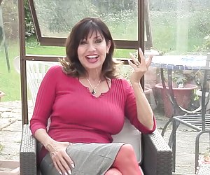 Gorgeous mature mother with hungry pussy