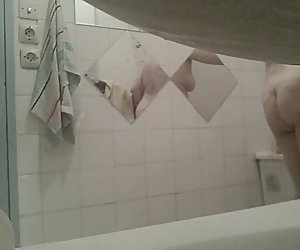mature dans la salle de bain