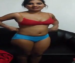 Amiga encuerandose