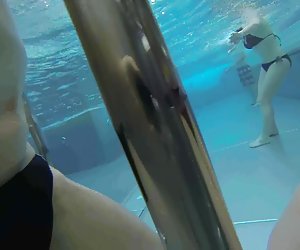 piscine et caresse