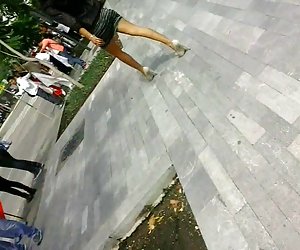 Madura puta en minifalda II
