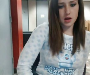 Chica se masturba en biblioteca publica frete a la webcam