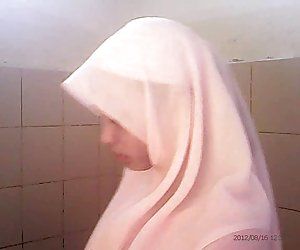Sexy girl, ayesha is doing everything possible to please the boy she met in a local bar