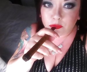 Cigar Smoking BBW - Fetish Smoke Rings