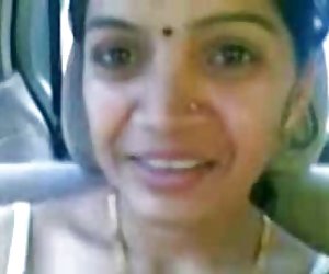 Smart Mature Indian Aunty Boobs Show in CAR