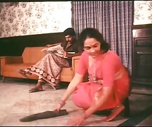 Mallu Maid Cleavage Show