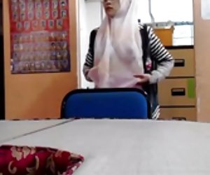 hijab tits flashing