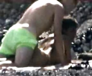 Beach voyeur video: girl giving a blow job